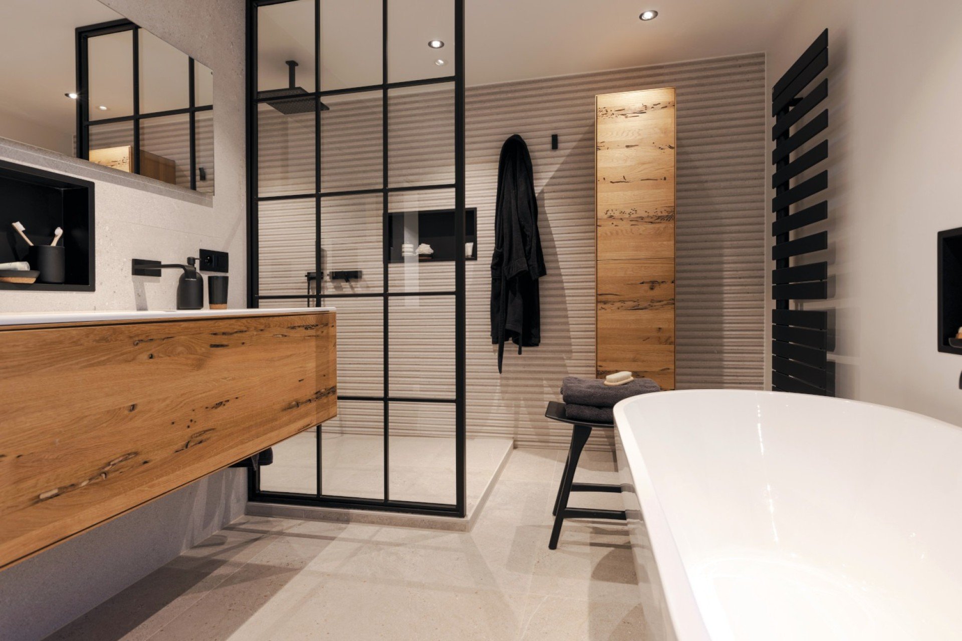 Nebu In de meeste gevallen orgaan Binnenkijker: strakke badkamer met wit, hout en zwart | Steylaerts