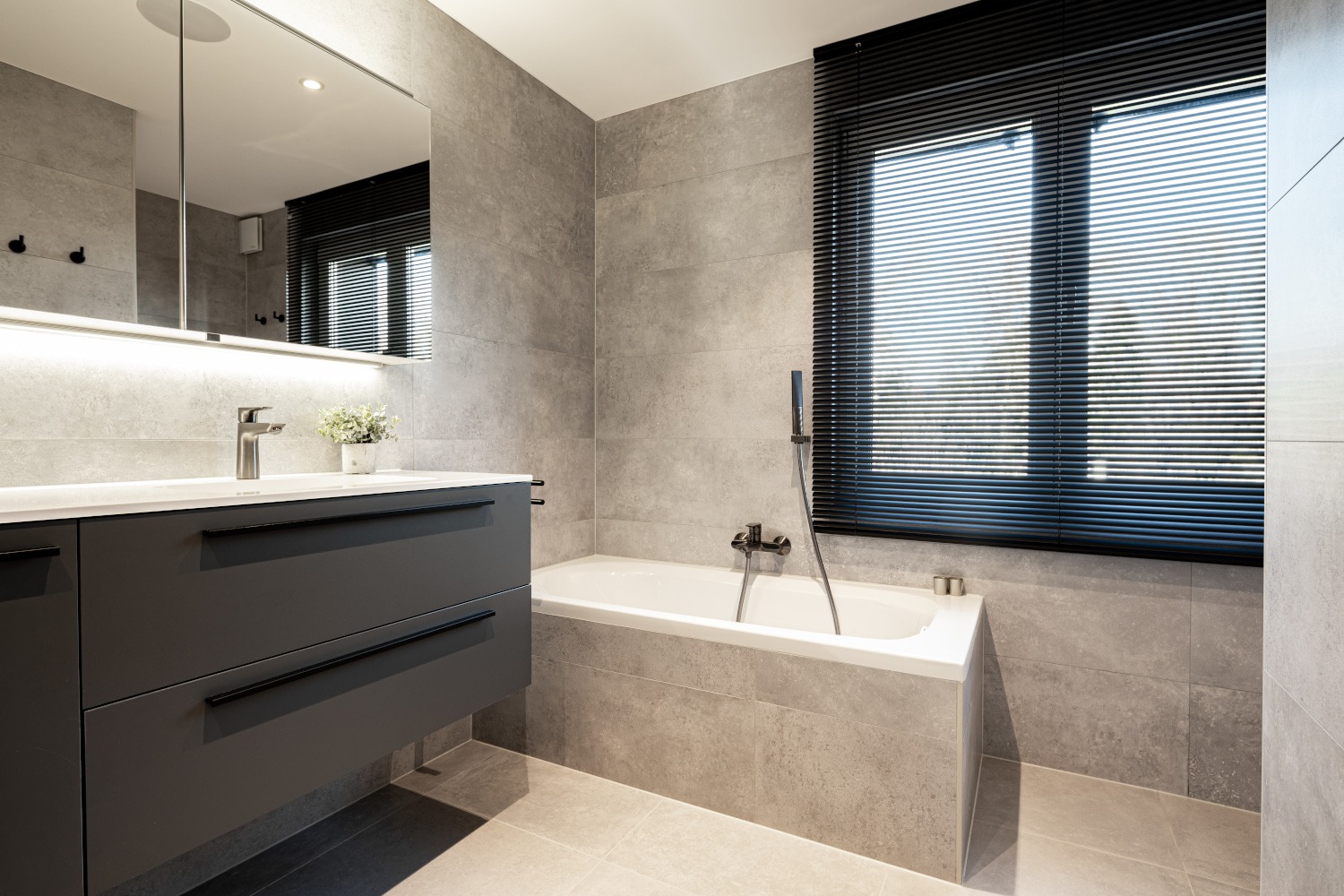 luxe-van-eenvoud-in-tijdloze-badkamer.jpg