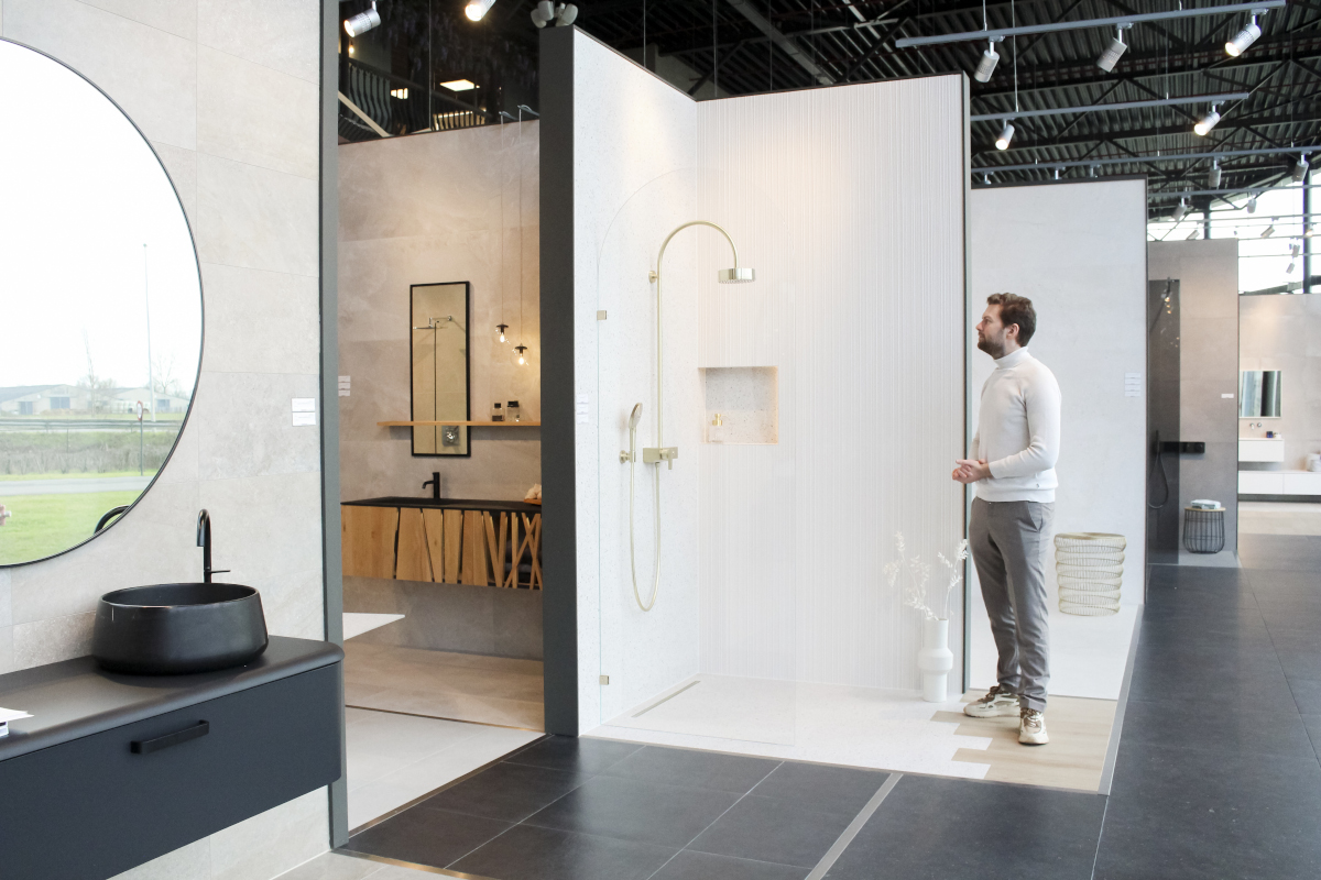 showroom-designer-in-afgewerkte-badkamerbox.jpg