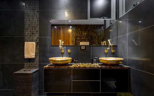 zwarte-badkamer-met-goud.jpg
